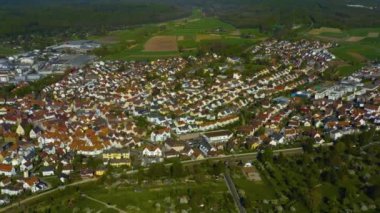 Almanya 'daki eski şehir merkezinin güneşli bir bahar gününde havadan görünüşü .