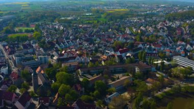 Almanya 'daki eski şehir merkezinin güneşli bir bahar gününde havadan görünüşü .