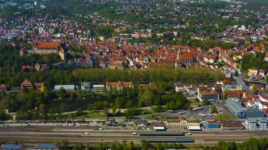 Almanya 'daki eski şehir merkezinin güneşli bir bahar gününde havadan görünüşü .