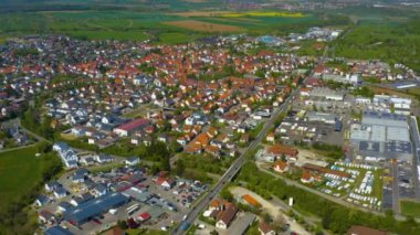 Almanya 'daki eski şehir merkezinin güneşli bir bahar gününde havadan görünüşü .