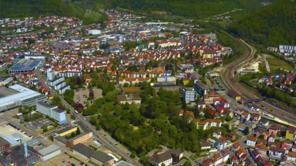 日当たりの良い春の日に ドイツの旧市街中心部の空中ビュー — ストック動画