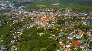 Almanya 'daki eski şehir merkezinin güneşli bir bahar gününde havadan görünüşü .