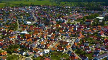 Almanya 'daki eski şehir merkezinin güneşli bir bahar gününde havadan görünüşü .