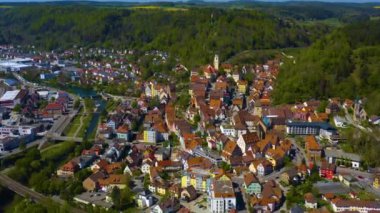 Almanya 'daki eski şehir merkezinin güneşli bir bahar gününde havadan görünüşü .