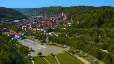 Almanya 'daki eski şehir merkezinin güneşli bir bahar gününde havadan görünüşü .