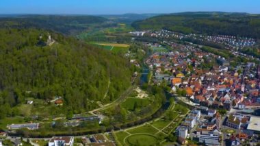 Almanya 'daki eski şehir merkezinin güneşli bir bahar gününde havadan görünüşü .