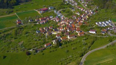 Almanya 'daki eski şehir merkezinin güneşli bir bahar gününde havadan görünüşü .