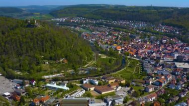 Almanya 'daki eski şehir merkezinin güneşli bir bahar gününde havadan görünüşü .