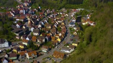  Almanya 'daki eski şehir merkezinin güneşli bir bahar gününde havadan görünüşü .