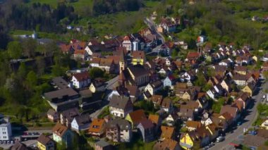  Almanya 'daki eski şehir merkezinin güneşli bir bahar gününde havadan görünüşü .