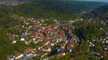  Almanya 'daki eski şehir merkezinin güneşli bir bahar gününde havadan görünüşü .