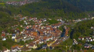  Almanya 'daki eski şehir merkezinin güneşli bir bahar gününde havadan görünüşü .
