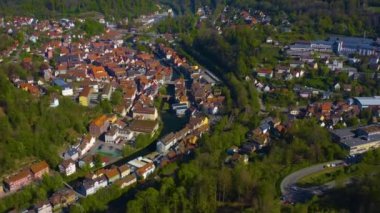  Almanya 'daki eski şehir merkezinin güneşli bir bahar gününde havadan görünüşü .