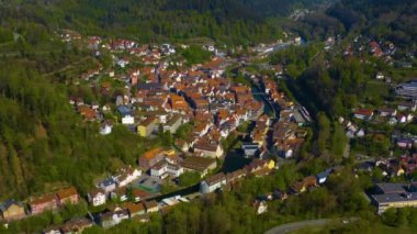  Almanya 'daki eski şehir merkezinin güneşli bir bahar gününde havadan görünüşü .
