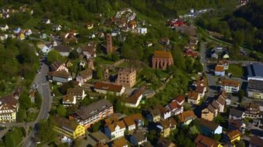 Almanya 'daki eski şehir merkezinin güneşli bir bahar gününde havadan görünüşü .