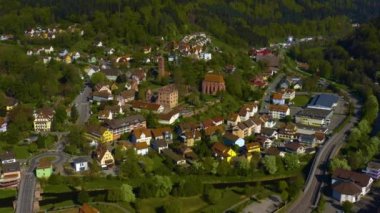 Almanya 'daki eski şehir merkezinin güneşli bir bahar gününde havadan görünüşü .