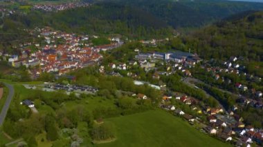 Almanya 'daki eski şehir merkezinin güneşli bir bahar gününde havadan görünüşü .