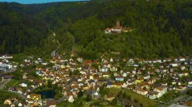 Almanya 'daki eski şehir merkezinin güneşli bir bahar gününde havadan görünüşü .