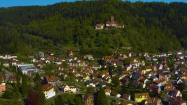 Almanya 'daki eski şehir merkezinin güneşli bir bahar gününde havadan görünüşü .