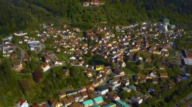 Almanya 'daki eski şehir merkezinin güneşli bir bahar gününde havadan görünüşü .