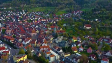 Almanya 'daki eski şehir merkezinin güneşli bir bahar gününde havadan görünüşü .