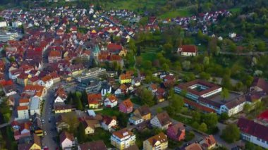 Almanya 'daki eski şehir merkezinin güneşli bir bahar gününde havadan görünüşü .