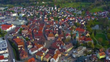 Almanya 'daki eski şehir merkezinin güneşli bir bahar gününde havadan görünüşü .