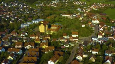 Almanya 'daki eski şehir merkezinin güneşli bir bahar gününde havadan görünüşü .