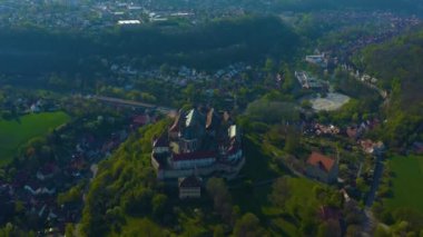 Almanya 'daki eski şehir merkezinin güneşli bir bahar gününde havadan görünüşü .