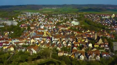 Almanya 'daki eski şehir merkezinin güneşli bir bahar gününde havadan görünüşü .