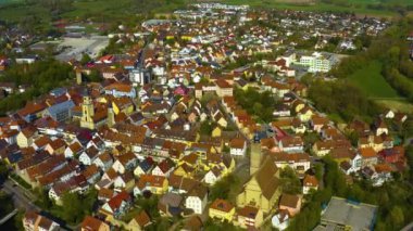 Almanya 'daki eski şehir merkezinin güneşli bir bahar gününde havadan görünüşü .