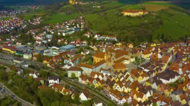 Almanya 'daki eski şehir merkezinin güneşli bir bahar gününde havadan görünüşü .