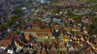 Almanya 'daki eski şehir merkezinin güneşli bir bahar gününde havadan görünüşü .