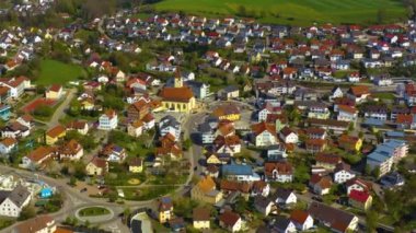 Almanya 'daki eski şehir merkezinin güneşli bir bahar gününde havadan görünüşü .