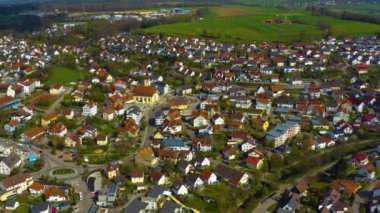 Almanya 'daki eski şehir merkezinin güneşli bir bahar gününde havadan görünüşü .