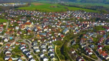 Almanya 'daki eski şehir merkezinin güneşli bir bahar gününde havadan görünüşü .