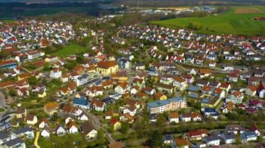 Almanya 'daki eski şehir merkezinin güneşli bir bahar gününde havadan görünüşü .