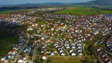 Almanya 'daki eski şehir merkezinin güneşli bir bahar gününde havadan görünüşü .