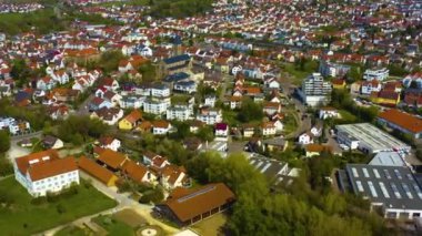 Almanya 'daki eski şehir merkezinin güneşli bir bahar gününde havadan görünüşü .
