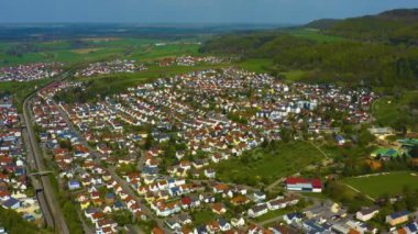 Almanya 'daki eski şehir merkezinin güneşli bir bahar gününde havadan görünüşü .