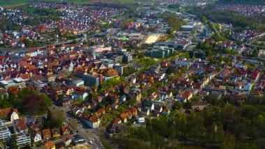 Almanya 'daki eski şehir merkezinin güneşli bir bahar gününde havadan görünüşü .