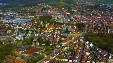Almanya 'daki eski şehir merkezinin güneşli bir bahar gününde havadan görünüşü .