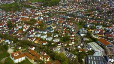 Almanya 'daki eski şehir merkezinin güneşli bir bahar gününde havadan görünüşü .