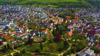 Almanya 'daki eski şehir merkezinin güneşli bir bahar gününde havadan görünüşü .