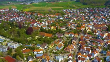 Almanya 'daki eski şehir merkezinin güneşli bir bahar gününde havadan görünüşü .