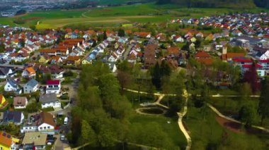 Almanya 'daki eski şehir merkezinin güneşli bir bahar gününde havadan görünüşü .