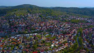 Almanya 'daki eski şehir merkezinin güneşli bir bahar gününde havadan görünüşü .