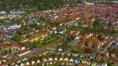 Almanya 'daki eski şehir merkezinin güneşli bir bahar gününde havadan görünüşü .