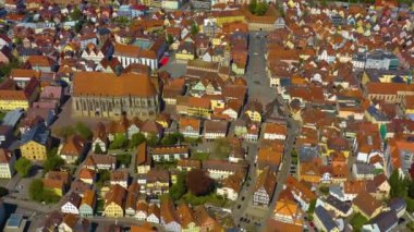Almanya 'daki eski şehir merkezinin güneşli bir bahar gününde havadan görünüşü .