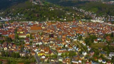 Almanya 'daki eski şehir merkezinin güneşli bir bahar gününde havadan görünüşü .